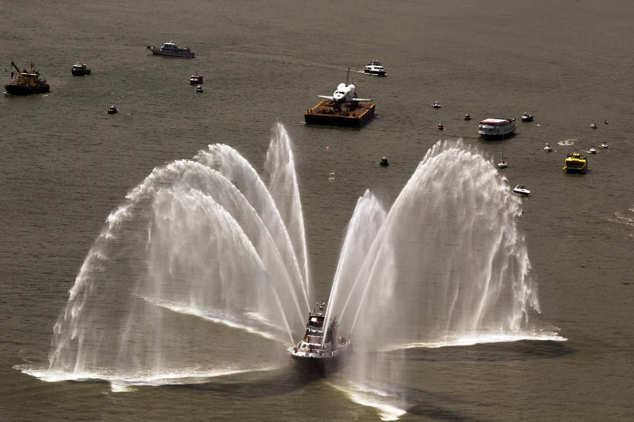 Foto: Tak se raketoplán Enterprise plavil po řece Hudson v New Yorku