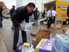 Fotky k nezaplacení. Kandidát republikánů na prezidenta Mitt Romney coby ten, který pomáhá v postižených oblastech. Snímek ze shromažďování humanitární pomoci v Ohiu.