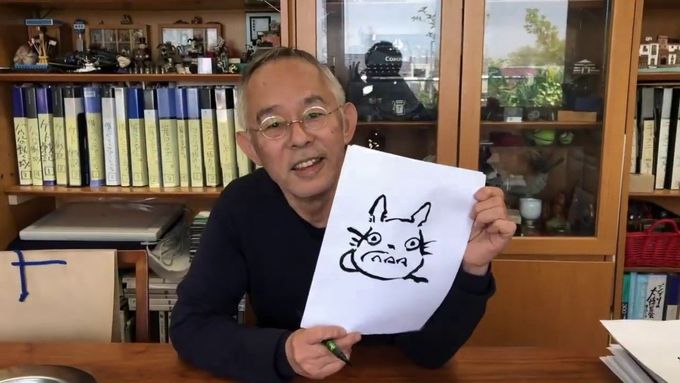 Tošio Suzuki ukazuje, jak nakreslit Totora.