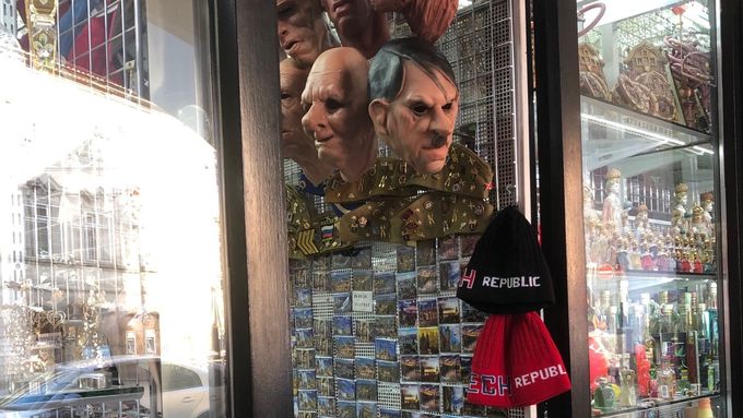 Stánek v centru Prahy prodával masky Adolfa Hitlera
