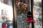 V obchodě v centru Prahy prodávají masky Hitlera, policie případ prošetřuje