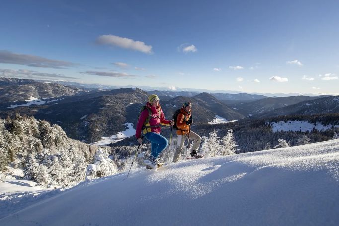 O turistiku na sněžnicích je v posledních letech stále větší zájem. Zvládne ji průměrně zdatný člověk, musí ale dobře vyhodnotit terén a nepřecenit své síly.