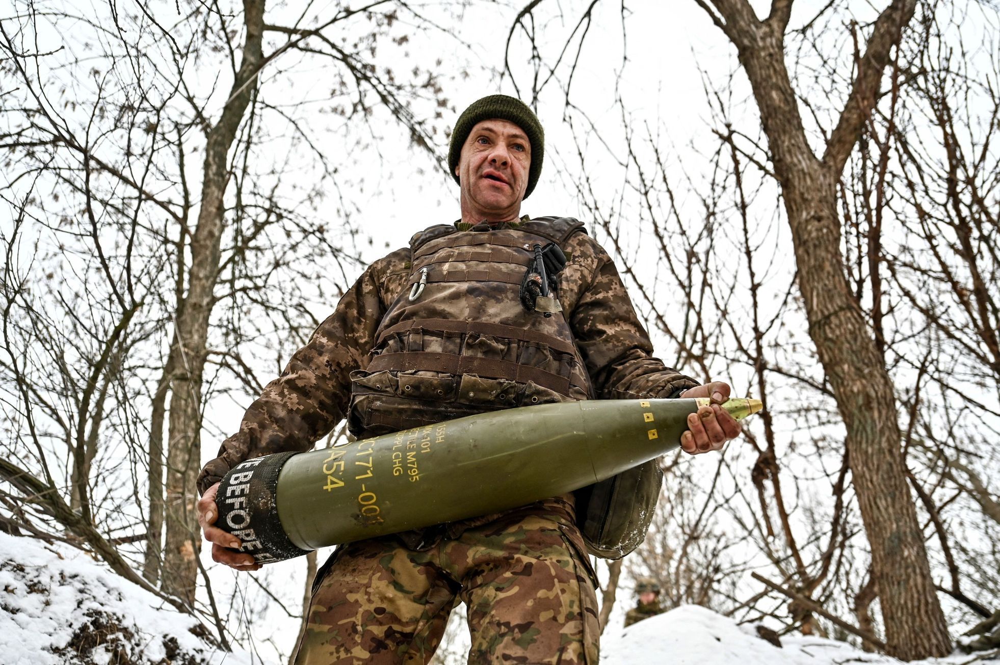 Ukrajinský voják s dělostřeleckou munici nedaleko Záporoží.