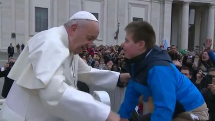 Setkal se s papežem a jel s ním v papamobilu. Chlapci s Downovým syndromem se splnil sen