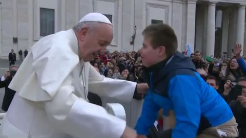 Setkal se s papežem a jel s ním v papamobilu. Chlapci s Downovým syndromem se splnil sen