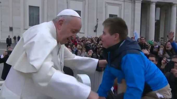 Setkal se s papežem a projel se s ním v papamobilu. Chlapci s Downovým syndromem se splnil sen.