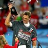 Tom Brady s trofejí Vince Lombardiho pro vítěze Super Bowlu.- Super Bowl LV 2021