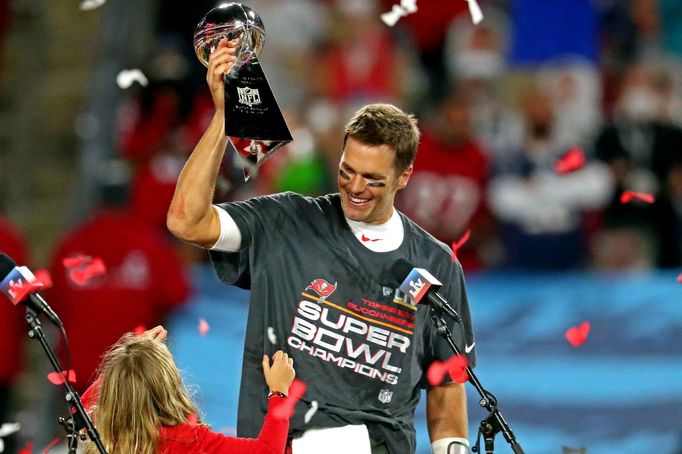 Tom Brady s trofejí Vince Lombardiho pro vítěze Super Bowlu.