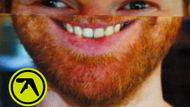 10. APHEX TWIN: SYRO. Popření času a prostoru, ve kterém společně s hudební popkulturou žijete.  Aphex Twin vlastně dokázal pouze starou známou pravdu, že nejlepší alba nejsou ta, která vystihují současnost, ale ta romanticky utopická, ta o hezčích, než našich, dobách. Poslechněte si ukázku z alba Aphexe Twina Syro.