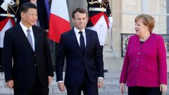 Čínský prezident Si Ťin-pching, jeho francouzský protějšek Emmanuel Macron a německá kancléřka Angela Merkelová.