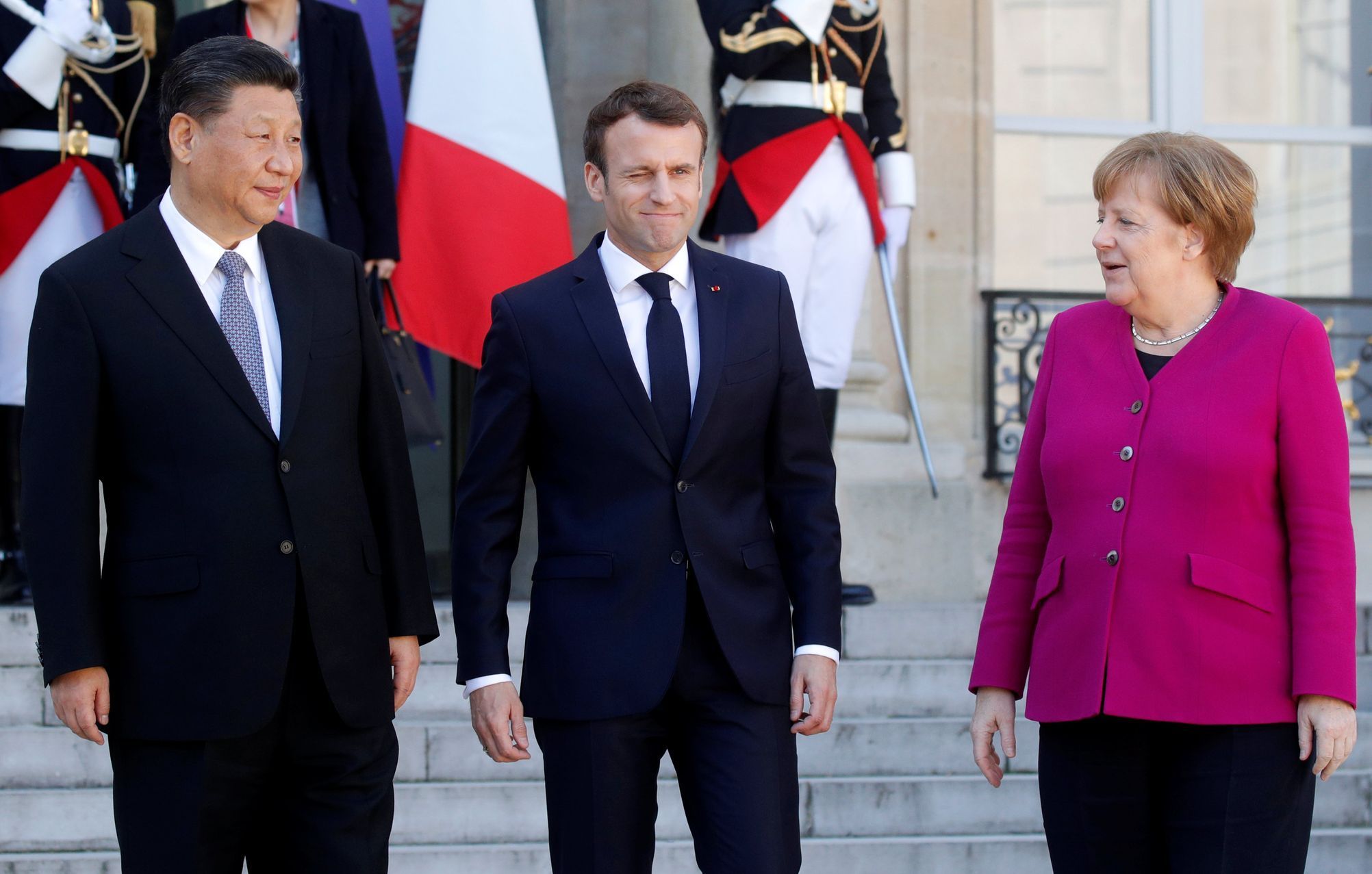 Čínský prezident Si Ťin-pching, jeho francouzský protějšek Emmanuel Macron a německá kancléřka Angela Merkelová.