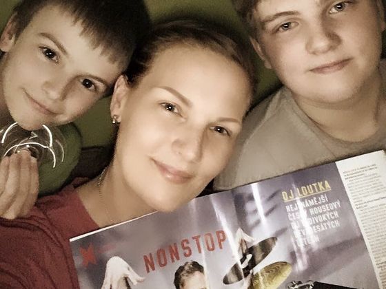 Nikola Skondrojani se svými syny.