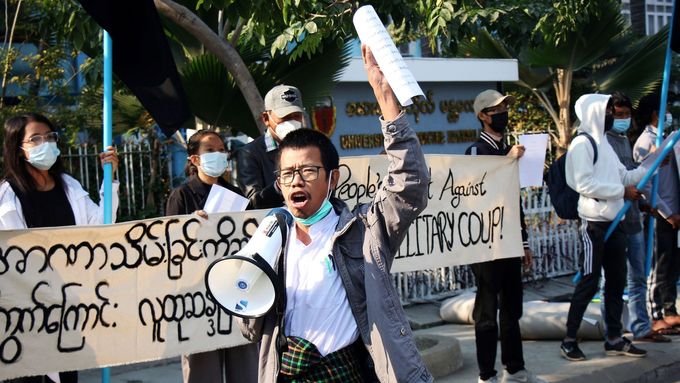 V Barmě se konal první otevřený protest proti převratu. Demonstranti se sešli před lékařskou univerzitou ve středobarmském Mandalaji.