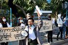 V Barmě se konal první otevřený protest proti převratu. Volal po propuštění politiků