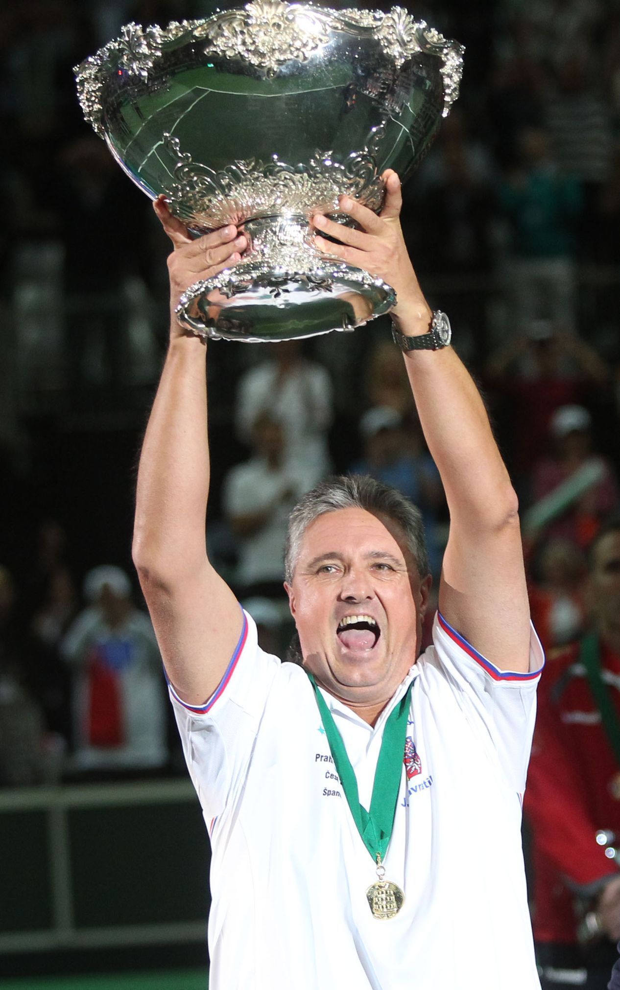 Čeští tenisté se radují z vítězství ve finále Davis Cupu 2012 proti Španělsku.