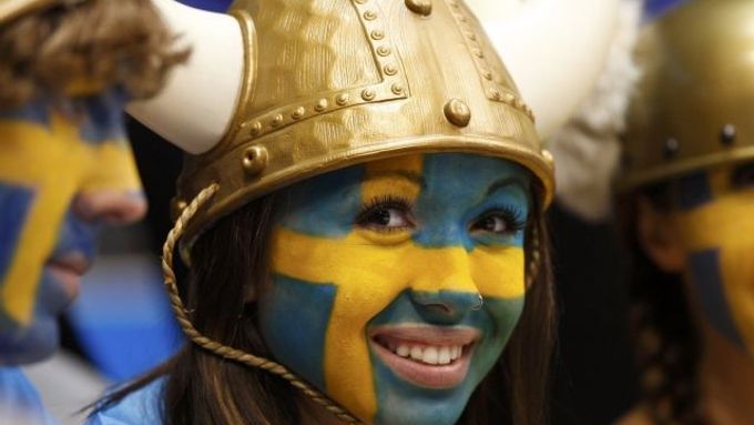 Švédská fanynka má důvod k úsměvu.