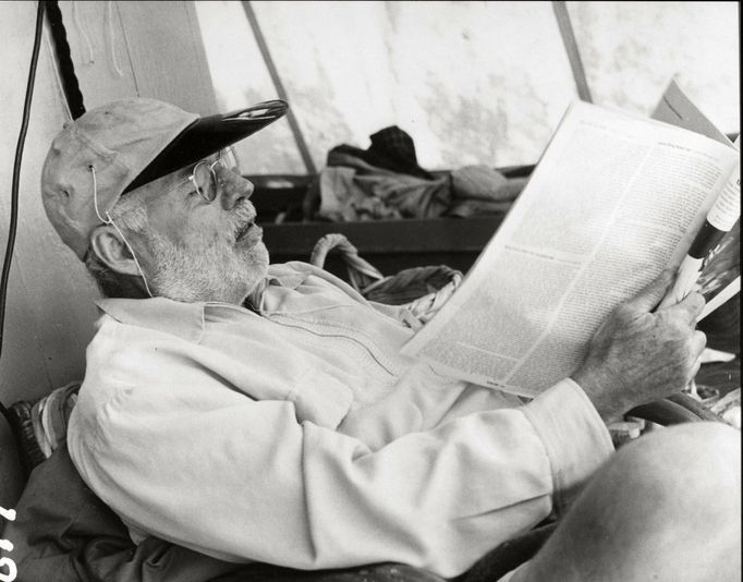 1954: Ernest Hemingway. Ocenění přišlo dva roky po vydání posledního díla, dalšího z mnoha opusů - Starce a moře. O rok dřív rovněž získal Pulitzerovu cenu. Hemingway se pohyboval mezi spisovatelstvím a novinařinou, zúčastnil se první světové války v řadách Červeného kříže a nakonec se stal významným reprezentantem ,,ztracené generace". V českém překladu snad nechybí nic důležitého - např. Komu zvoní hrana, Fiesta, Sbohem armádo a samozřejmě Stařec a moře.