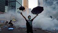 Tyrone Siu / září 2014: Protivládní protesty v Hongkongu. Demonstranti zvedají deštníky, aby se kryli před granáty se slzným plynem, které proti nim používá policie.