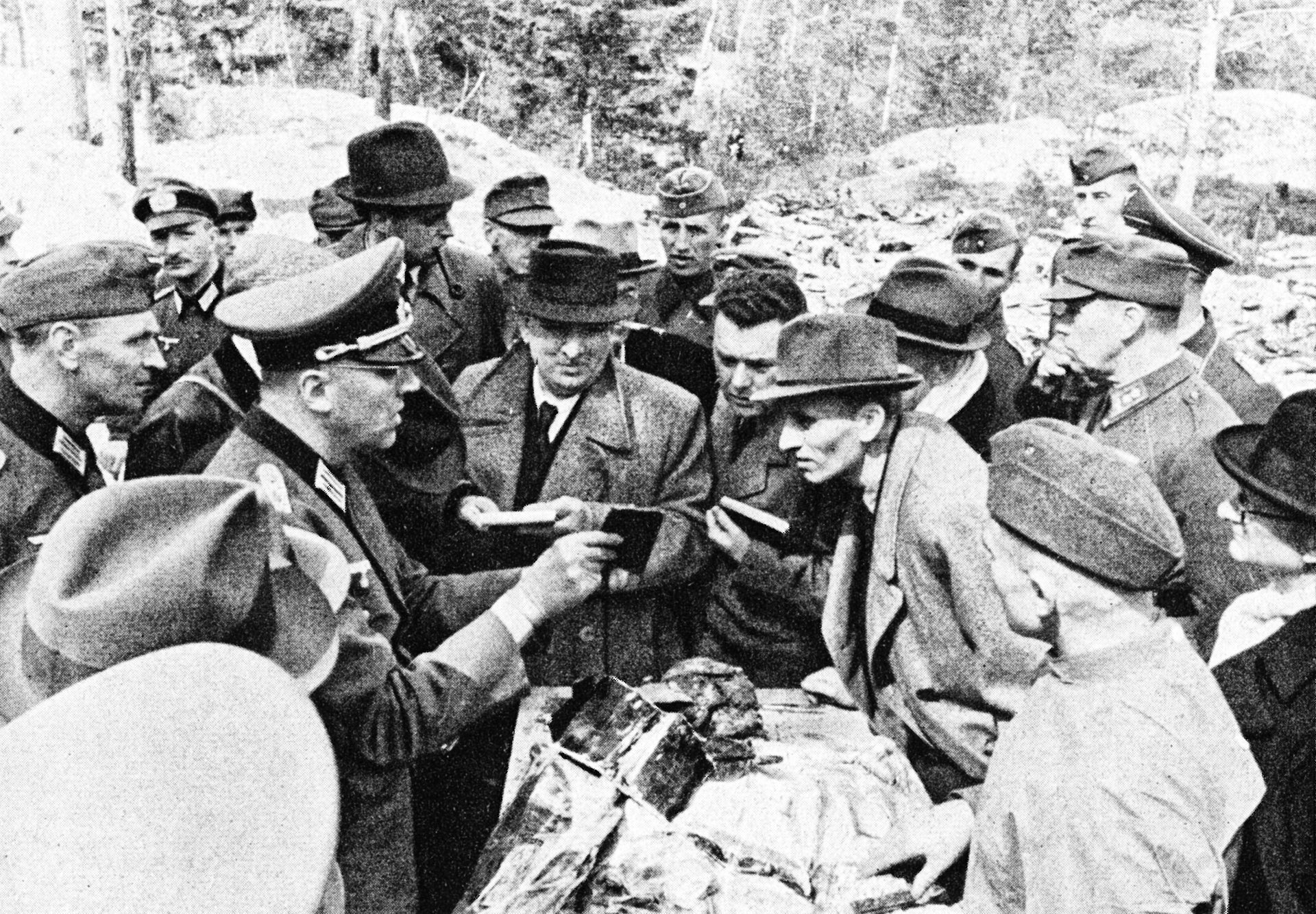 Jednorázové užití / Fotogalerie / Reprofoto z propagandistické knihy „Masová vražda v Katyňi“ vydané nacisty v Berlíně 1943