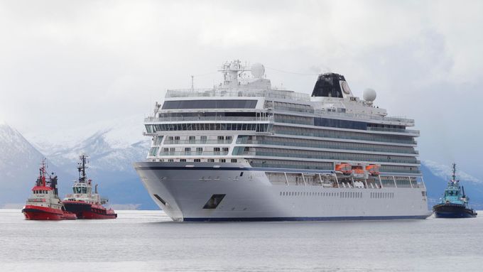 Porouchaná výletní loď Viking Sky dorazila do přístavu, pasažéři jsou v bezpečí.