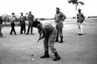 S revolucí Castrovi výrazně pomáhal Ernesto Che Guevara, který na tomto snímku hraje golf za Castrova dohledu.