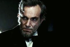Recenze: Lincoln je fascinující Spielbergův experiment