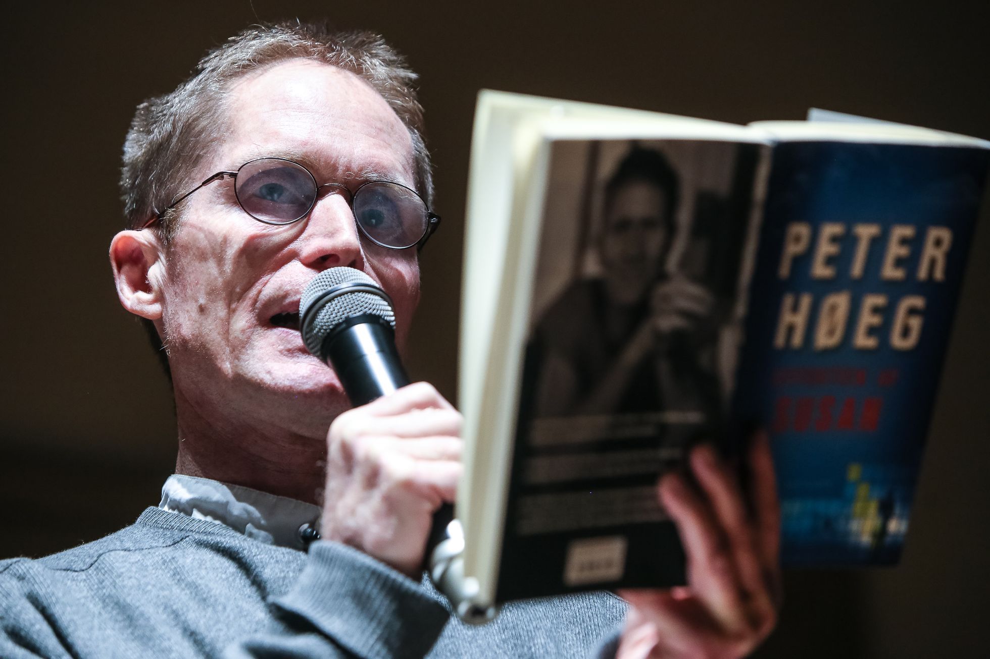 Peter Hoeg čte v Praze ze své knihy