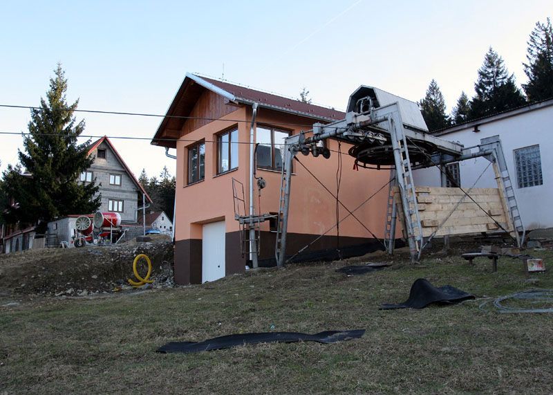 Horní stanice vleku na sjezdovce Lopata v Jeseníkách.
