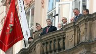 "Komunisti lhali a lžou" řekl premiér. Má pravdu, z tohoto balkónu Klement Gottwald větu "Právě jsem se vrátil z Hradu..." nikdy nepronesl. 25.února 1948 mluvil z korby náklaďáku na Můstku.