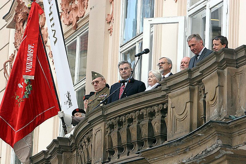 demonstrance k 25.únoru na balkóně