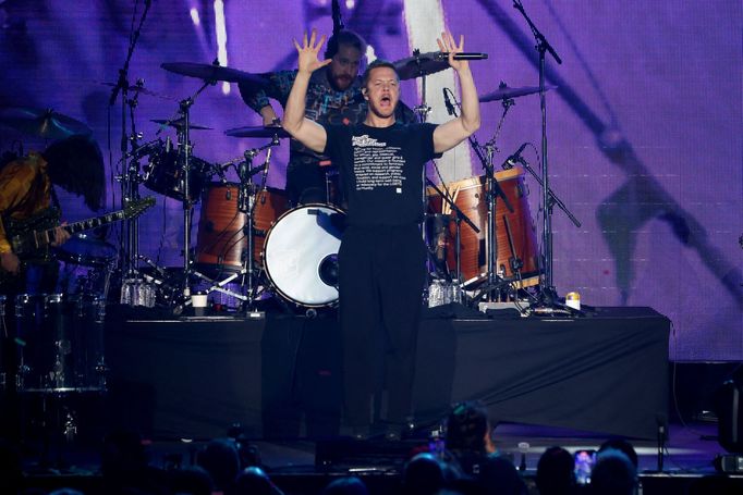 Imagine Dragons při vystoupení v kalifornském Inglewoodu z ledna 2022.