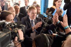 CDU Angely Merkelové zvítězila ve Šlesvicko-Holštýnsku a jedná o koalici. Schulz rozdýchává prohru