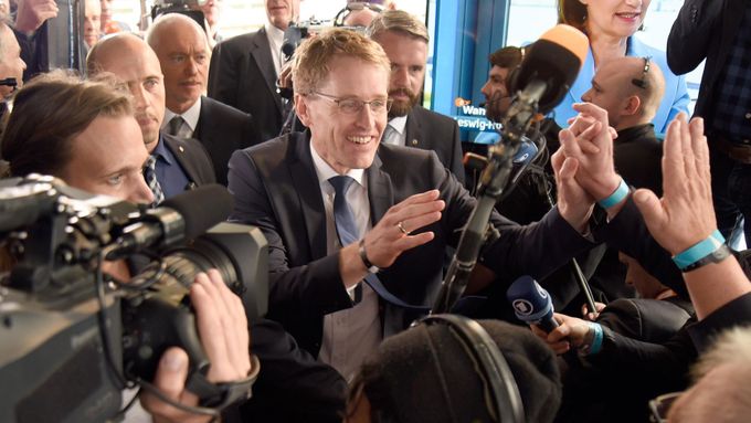 Zemský šéf CDU ve Šlesvicko-Holštýnsku Daniel Günther se raduje z vítězství ve volbách.