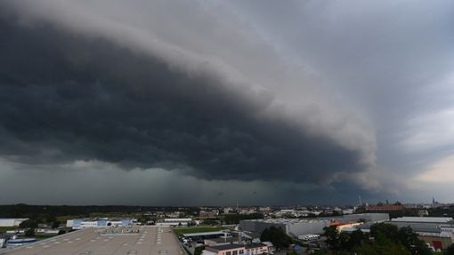 Meteorologický jev zvaný shelf-cloud na okraji silné bouřky (12. července 2024, Olomouc).