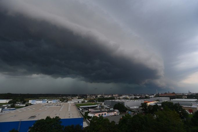 Meteorologický jev zvaný shelf-cloud na okraji silné bouřky (12. července 2024, Olomouc).