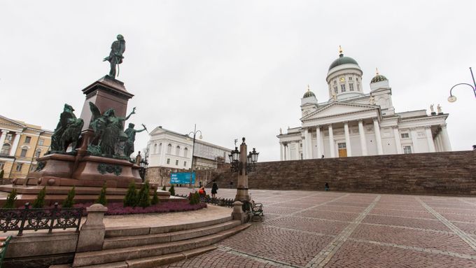 Senátní náměstí v Helsinkách bylo dějištěm novoročních oslav, na kterých mělo dojít k řadě sexuálních útoků.