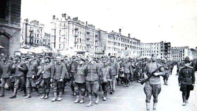 Zajatí němečtí vojáci procházejí pod dohledem Rudé armády ulicemi rozbombardovaného Kyjeva.