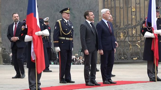 Prezident Petr Pavel přivítal francouzského prezidenta Emmanuela Macrona