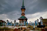 Žádná temná zákoutí a chladné náhrobní kameny, ale plno barev, obrázků a zdobně vyřezávaných dřevěných křížů. Tak vypadá Veselý hřbitov v rumunském městečku Sapanta.