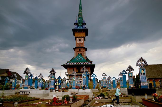 Místo, kde se i smrt zdá být krásnou. Veselý hřbitov v Rumunsku zdobí stovky malovaných náhrobků.