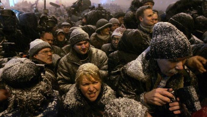 Po uzavření místností svolali opoziční kandidáti na minské Říjnové náměstí demonstraci i přesto, že běloruská policie varovala, že proti všem protestům zakročí. Na dnešek je plánována další protestní akce