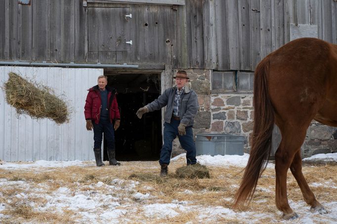 Viggo Mortensen v roli Johna a Lance Henriksen jako Willis.