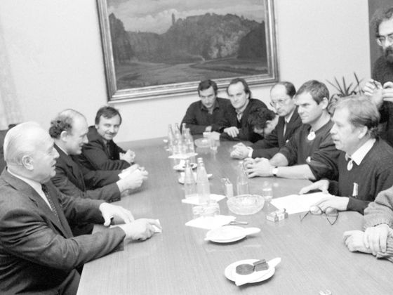 Jednání 6. 12. 1989 mezi premiérem ČSSR Ladislavem Adamcem a delegací OF. Vlevo Adamec, Marián Čalfa, vpravo Václav Havel, Milan Kňažko, Ján Čarnogurský, Michael Kocáb.