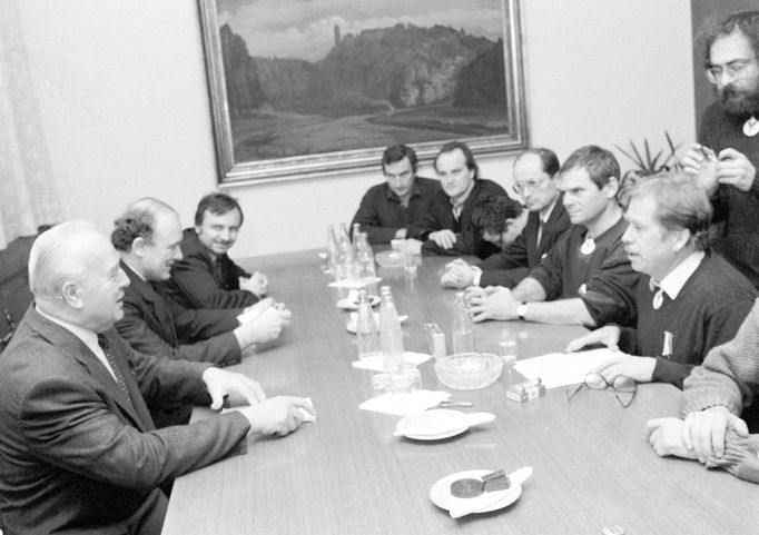 Jednání 6. 12. 1989 mezi premiérem ČSSR Ladislavem Adamcem a delegací OF. Vlevo Adamec, Marián Čalfa, vpravo Václav Havel, Milan Kňažko, Ján Čarnogurský, Michael Kocáb.