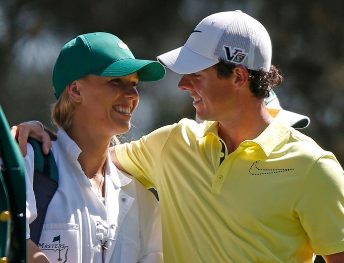 Caroline Wozniacká na greenech v Augustě rory mcilroy