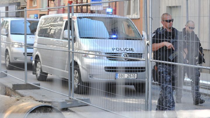 Uprchlého zločince stopovali 11 let, teď ho přivezli ze Senegalu. Chce žádat o milost; Zdroj foto: ČTK