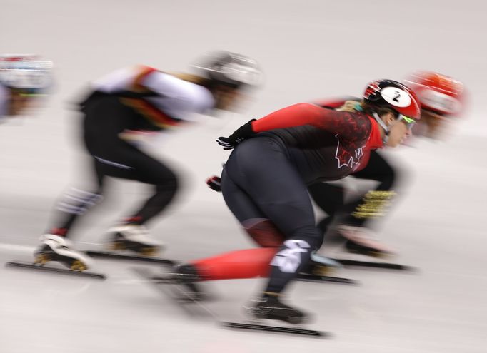 Rychlobruslařky v rozjížďce short tracku na 1500 m