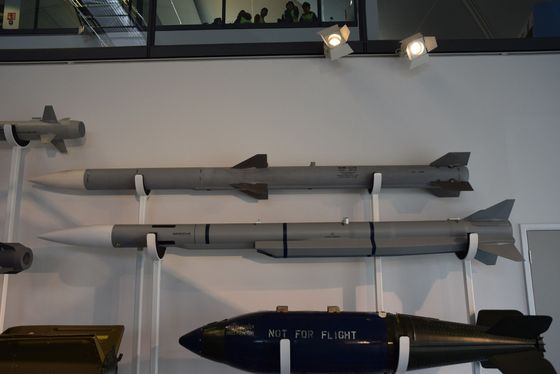 Zajímavé vizuální porovnání v současné době nejpoužívanější rakety AIM-120
AMRAAM (nahoře) a jejího nástupce, rakety Meteor.