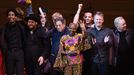 Na snímku z benefičního koncertu pro Tibet jsou v popředí skladatel Philip Glass a zpěvačka Angélique Kidjo.