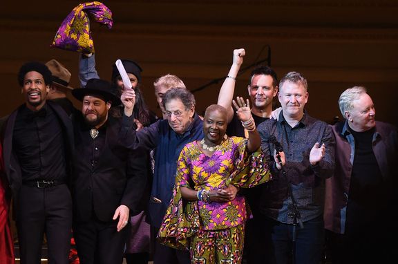 Na snímku z benefičního koncertu pro Tibet jsou v popředí skladatel Philip Glass a zpěvačka Angélique Kidjo.